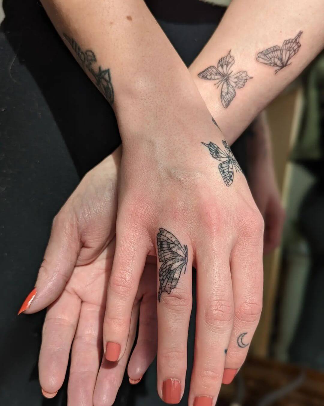 WARREN MORIS | Old english tattoo, Ring finger tattoos, Finger tattoos