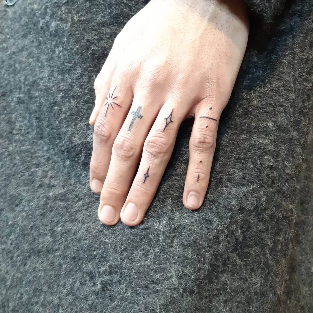 Does the ring tattoo go around the finger as well? - Quora