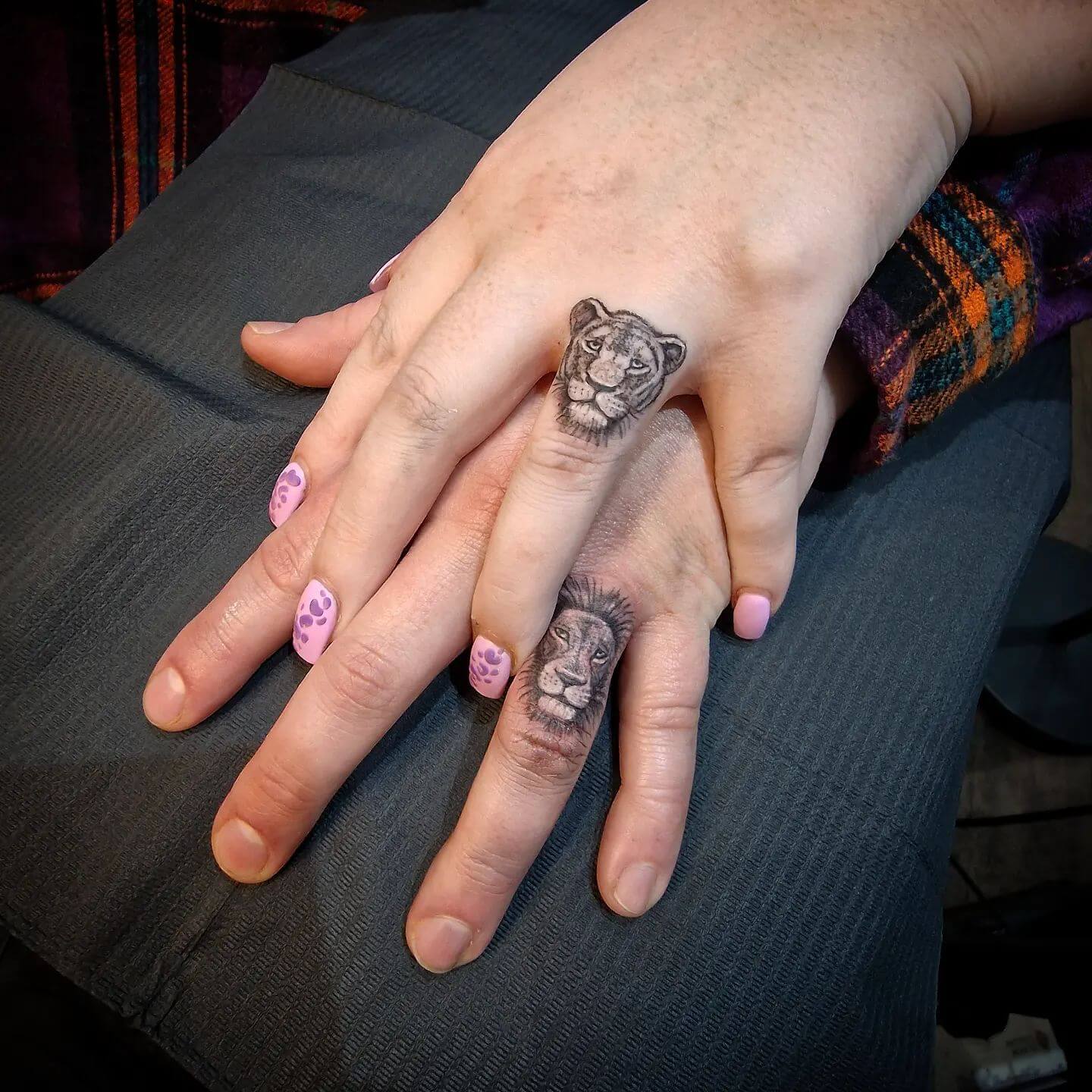 20+ Tiny Finger Tattoos That Delicately Express Your Sense of Style