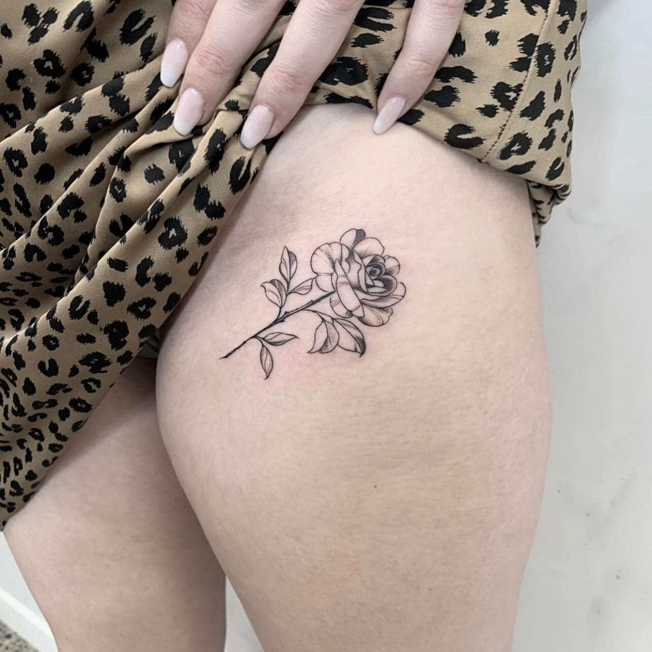 flower fine line tattoo.