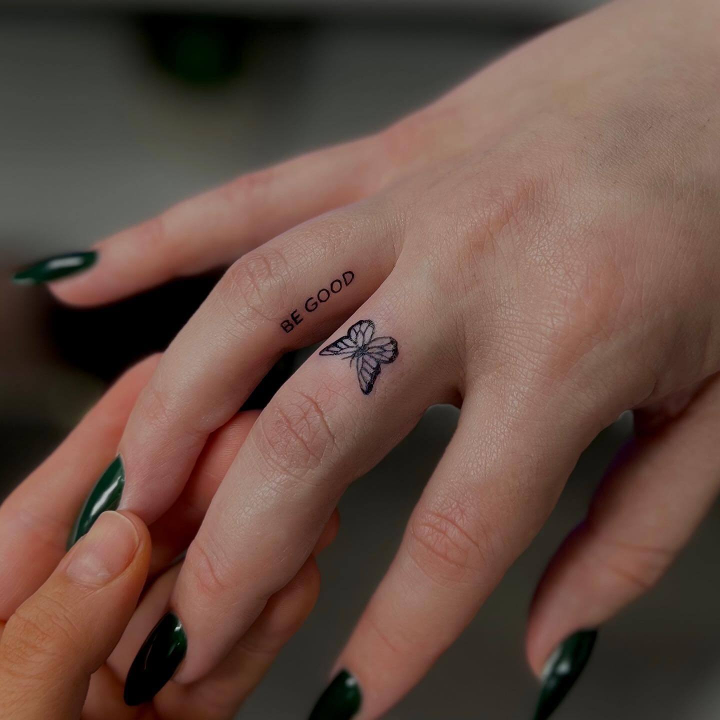 25 Finger Tattoos That Deserve Two Thumbs Up-cheohanoi.vn