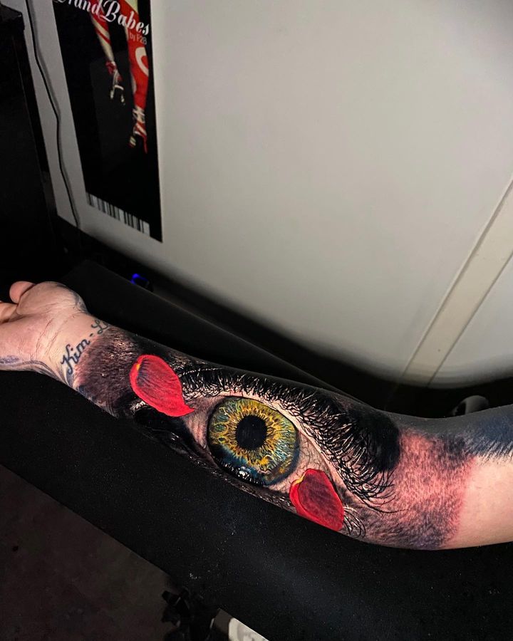 realistic tattoo eye on hand